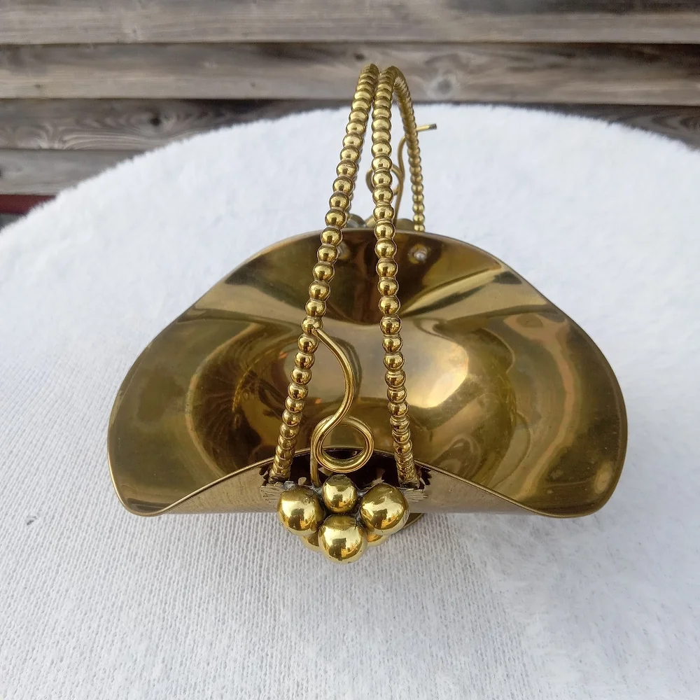 VINTAGE BRASS BASKET WITH HANDLE ADORNED WITH GRAPES MADE IN ITALY